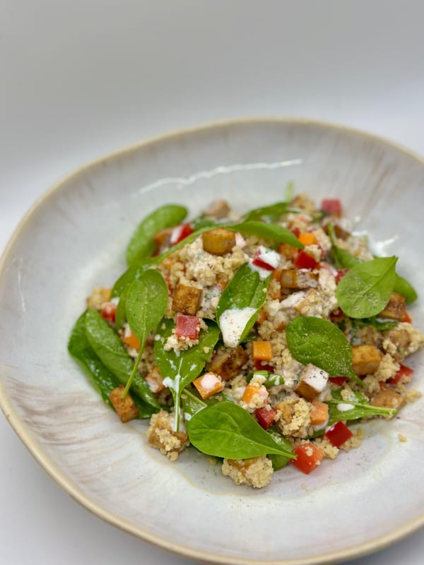 Insalata di Cous Cous integrale con Tofu e Salsa Yogurt