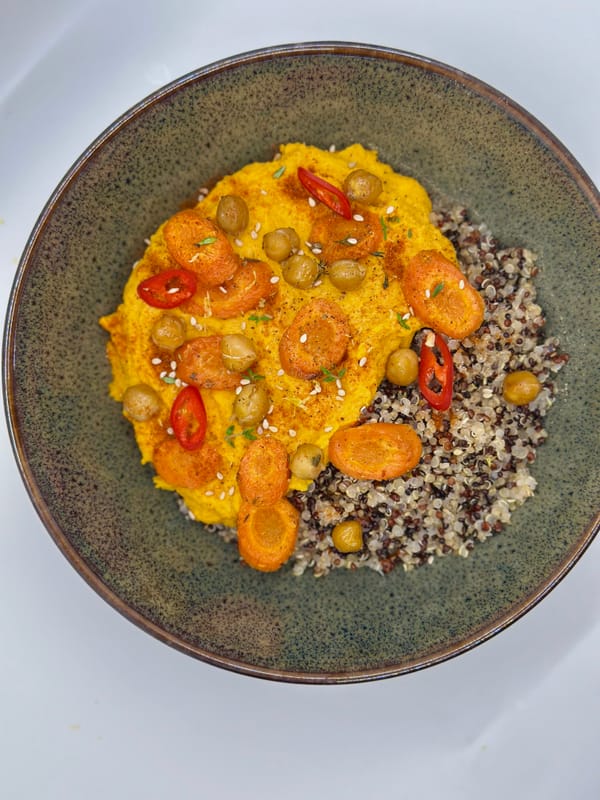 Hummus di carote con Quinoa e Ceci croccanti